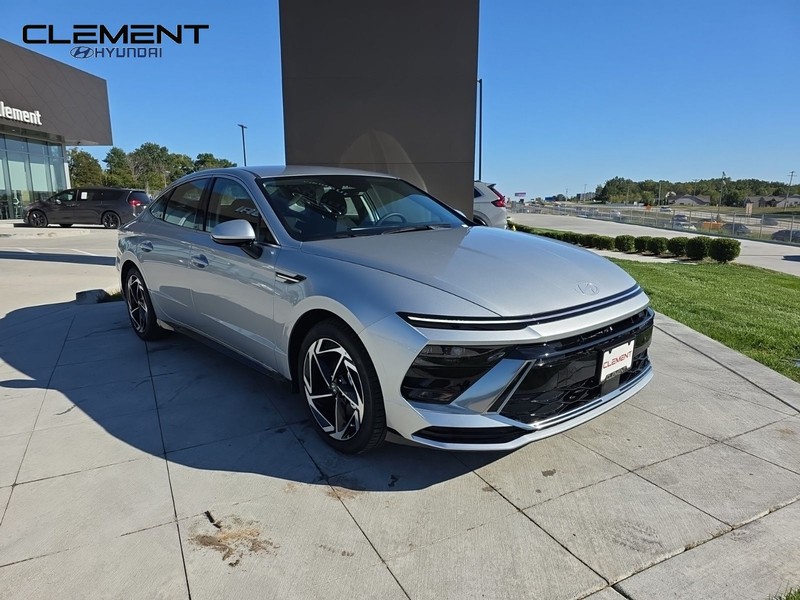 Hyundai Sonata Vehicle Full-screen Gallery Image 3