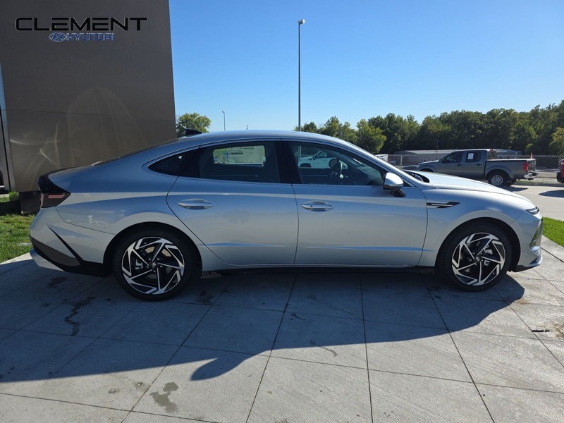 Hyundai Sonata Vehicle Full-screen Gallery Image 4