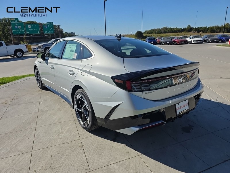 Hyundai Sonata Vehicle Full-screen Gallery Image 8