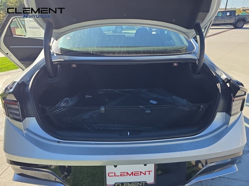 Hyundai Sonata Vehicle Full-screen Gallery Image 9