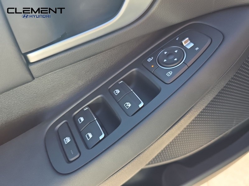 Hyundai Sonata Vehicle Full-screen Gallery Image 23
