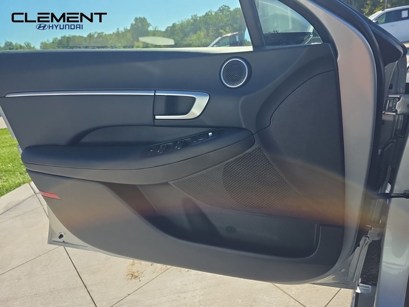 Hyundai Sonata Vehicle Full-screen Gallery Image 24