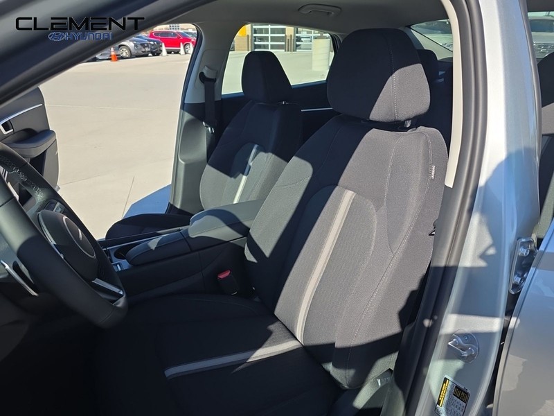 Hyundai Sonata Vehicle Full-screen Gallery Image 26