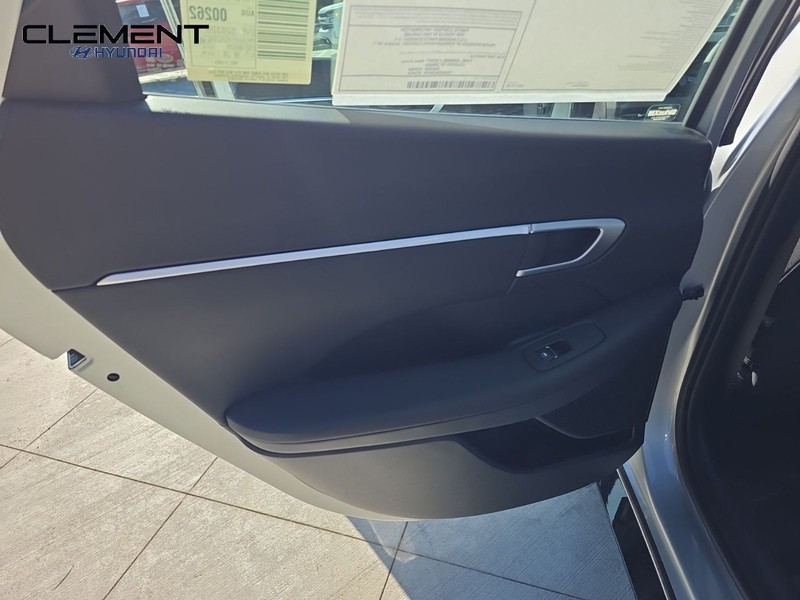 Hyundai Sonata Vehicle Full-screen Gallery Image 27