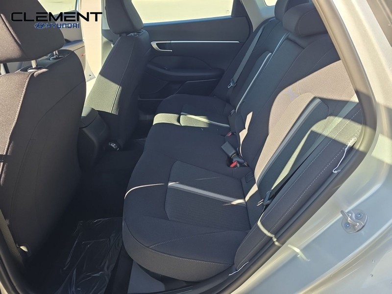 Hyundai Sonata Vehicle Full-screen Gallery Image 28