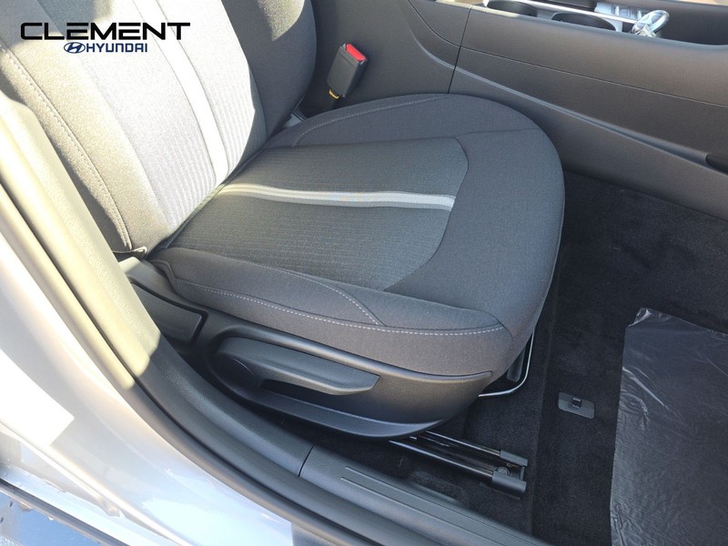 Hyundai Sonata Vehicle Full-screen Gallery Image 30