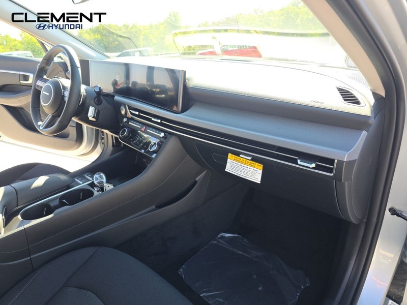 Hyundai Sonata Vehicle Full-screen Gallery Image 31