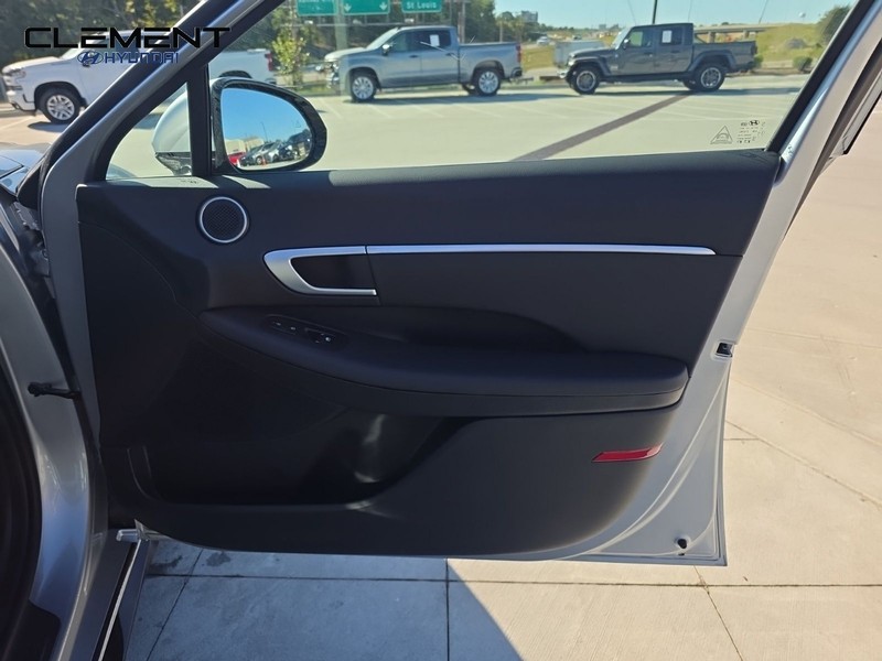 Hyundai Sonata Vehicle Full-screen Gallery Image 32