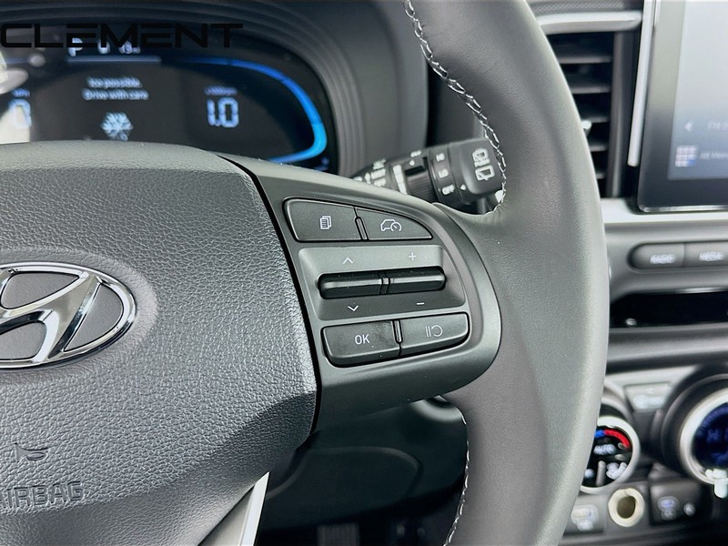 Hyundai Venue Vehicle Full-screen Gallery Image 17