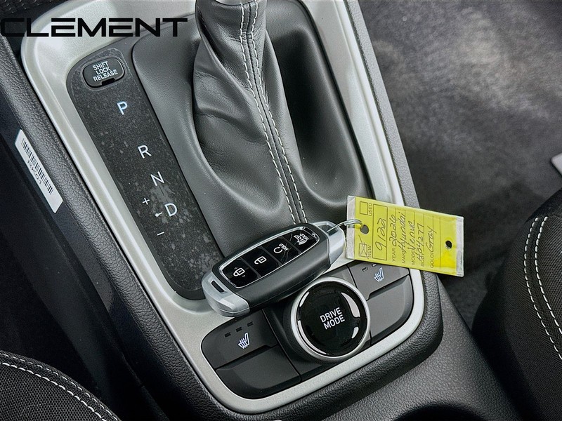 Hyundai Venue Vehicle Full-screen Gallery Image 23