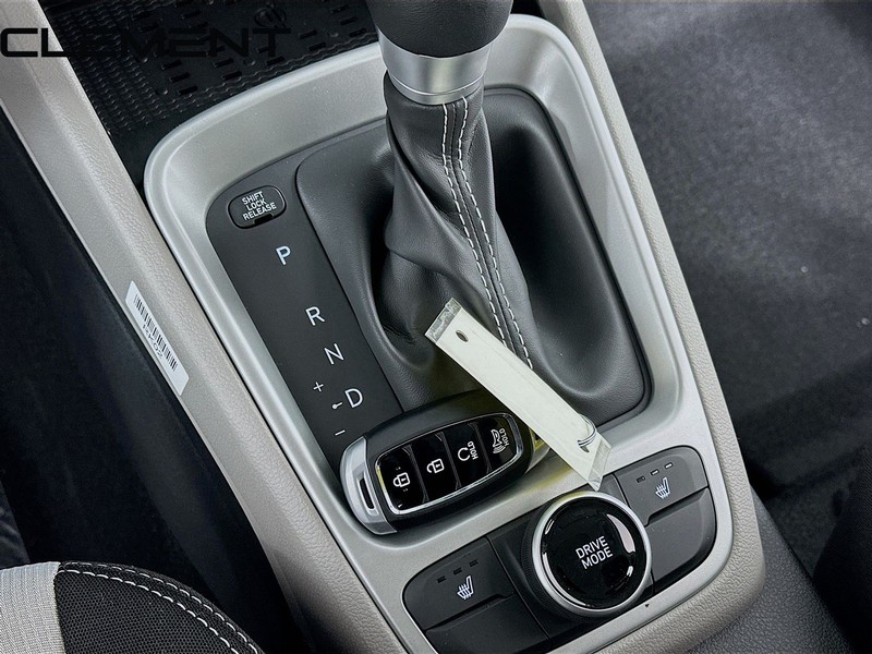 Hyundai Venue Vehicle Full-screen Gallery Image 24