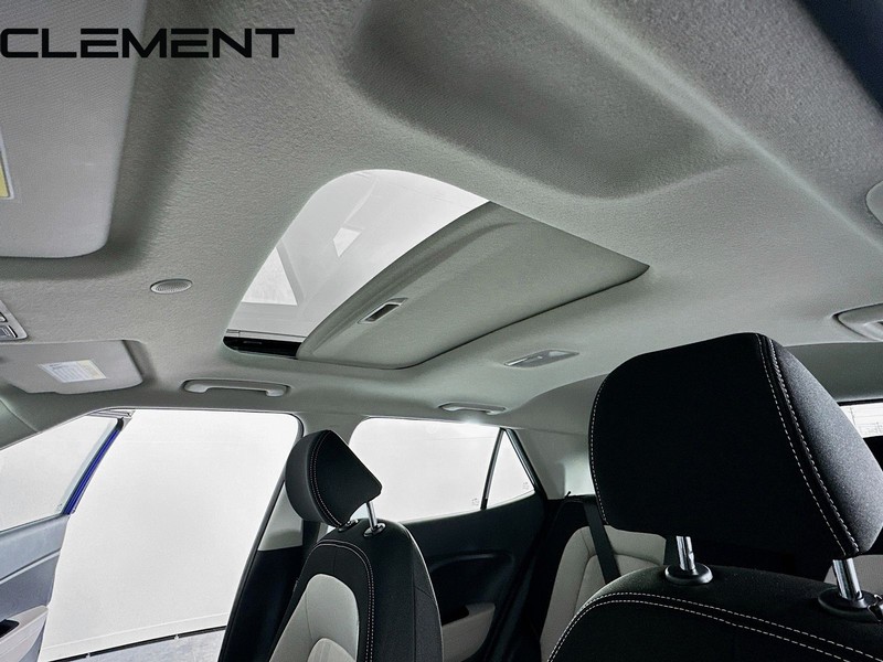 Hyundai Venue Vehicle Full-screen Gallery Image 25