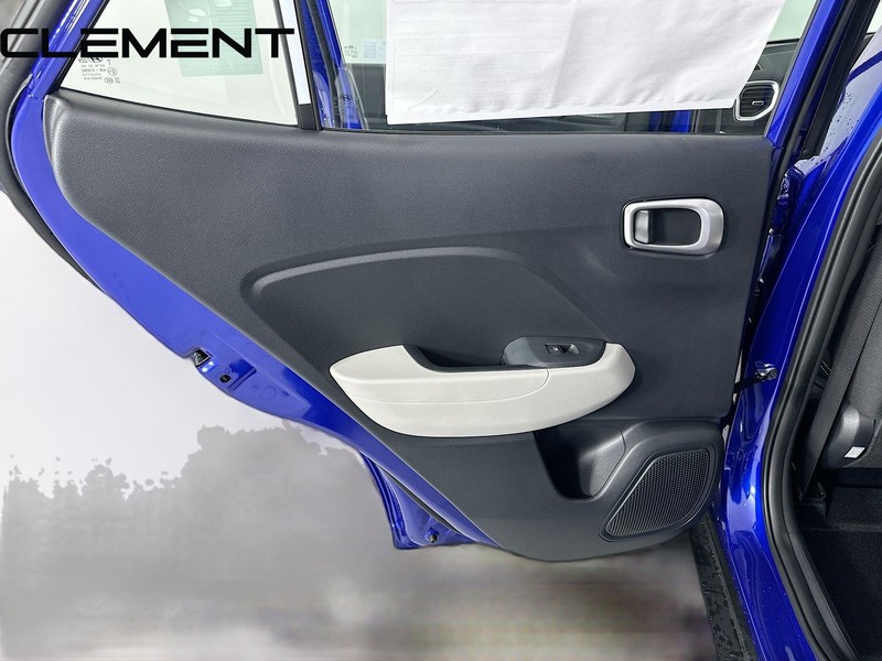 Hyundai Venue Vehicle Full-screen Gallery Image 32