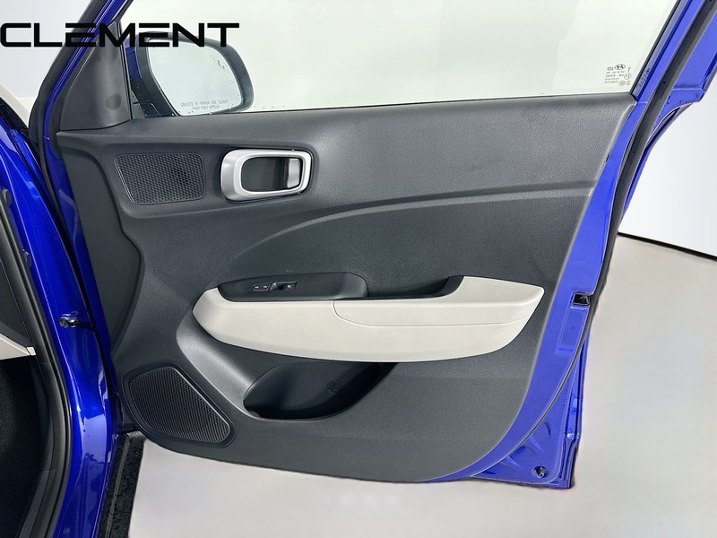 Hyundai Venue Vehicle Full-screen Gallery Image 36