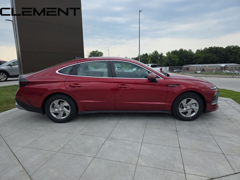 Hyundai Sonata Vehicle Full-screen Gallery Image 6