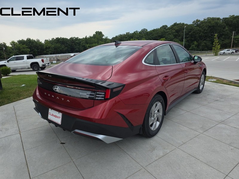 Hyundai Sonata Vehicle Full-screen Gallery Image 8