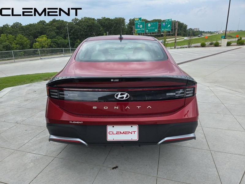 Hyundai Sonata Vehicle Full-screen Gallery Image 10