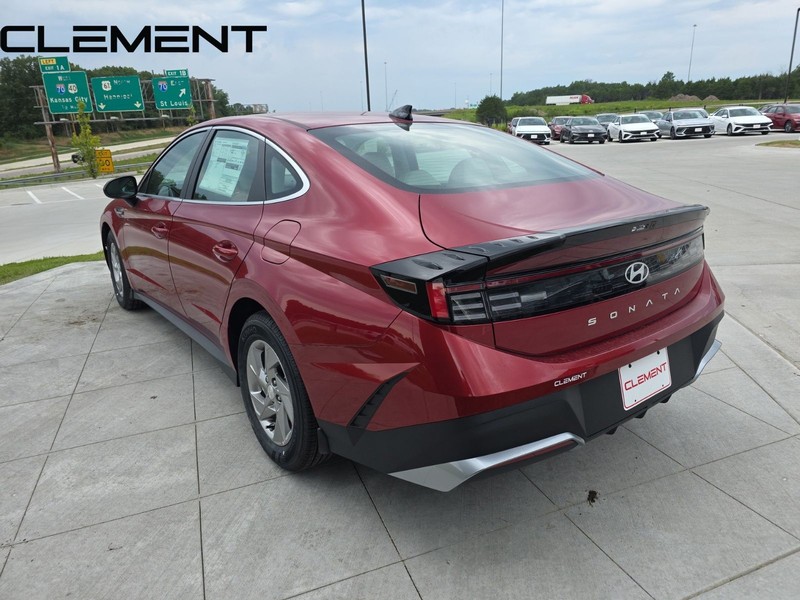 Hyundai Sonata Vehicle Full-screen Gallery Image 11