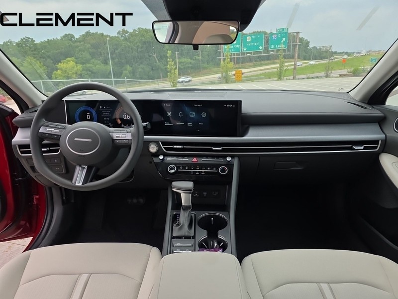 Hyundai Sonata Vehicle Full-screen Gallery Image 13