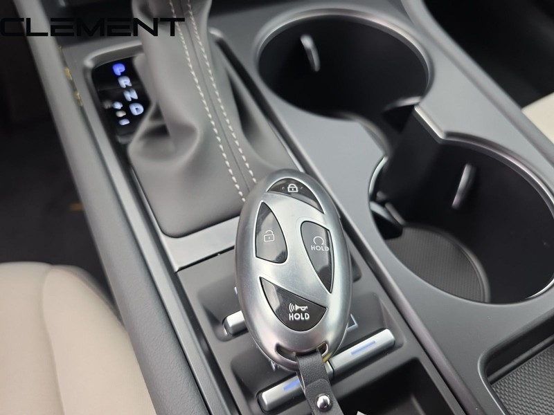 Hyundai Sonata Vehicle Full-screen Gallery Image 24