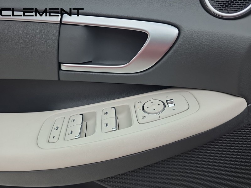Hyundai Sonata Vehicle Full-screen Gallery Image 25