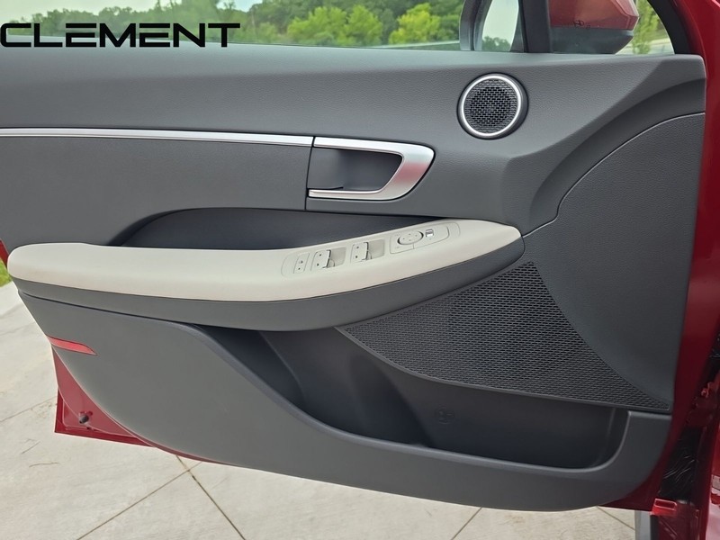 Hyundai Sonata Vehicle Full-screen Gallery Image 27