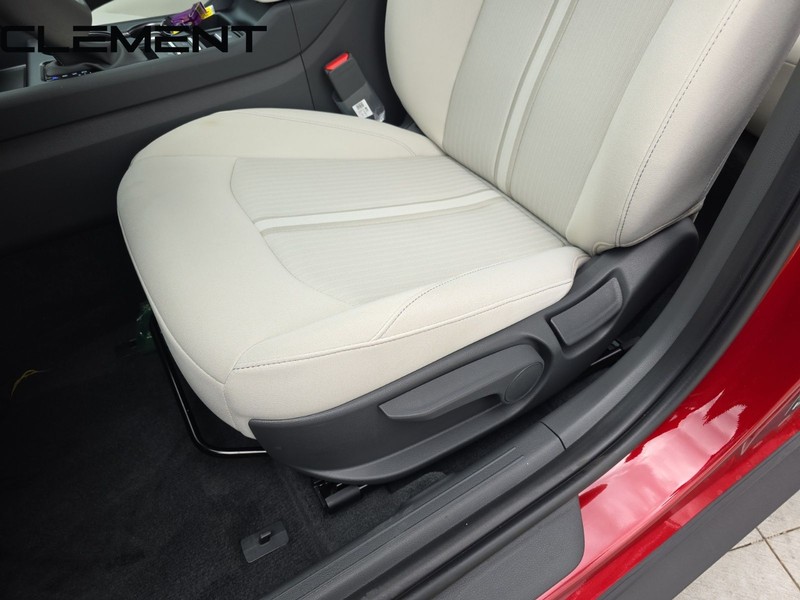 Hyundai Sonata Vehicle Full-screen Gallery Image 28
