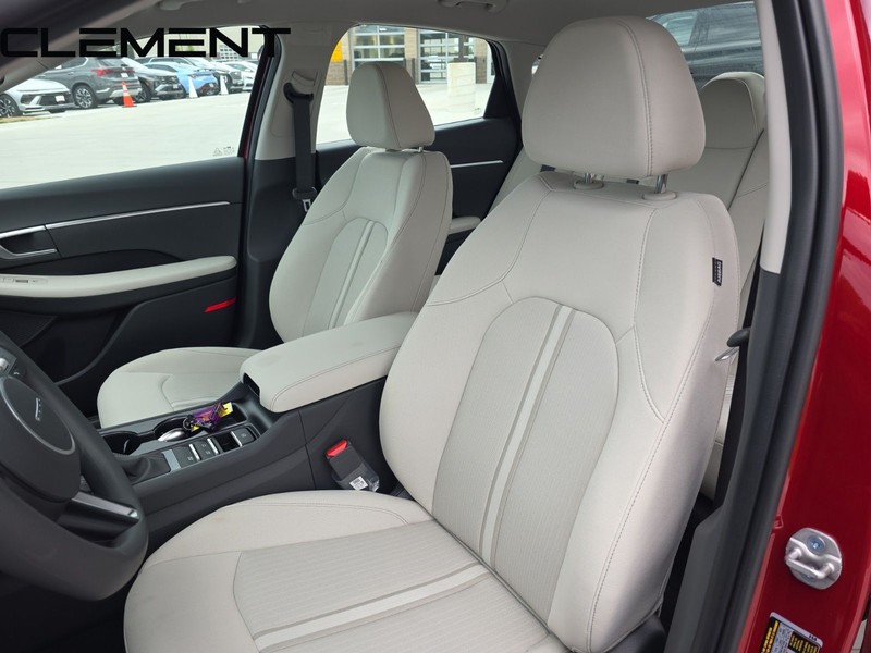 Hyundai Sonata Vehicle Full-screen Gallery Image 29