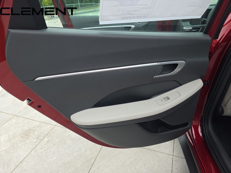 Hyundai Sonata Vehicle Full-screen Gallery Image 30