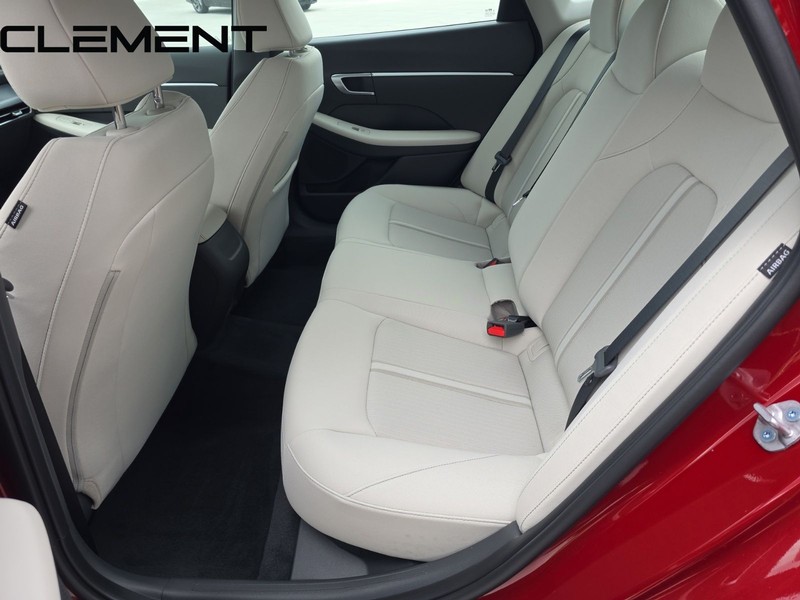 Hyundai Sonata Vehicle Full-screen Gallery Image 32