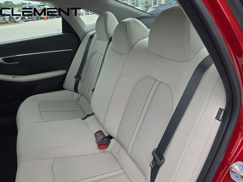 Hyundai Sonata Vehicle Full-screen Gallery Image 33