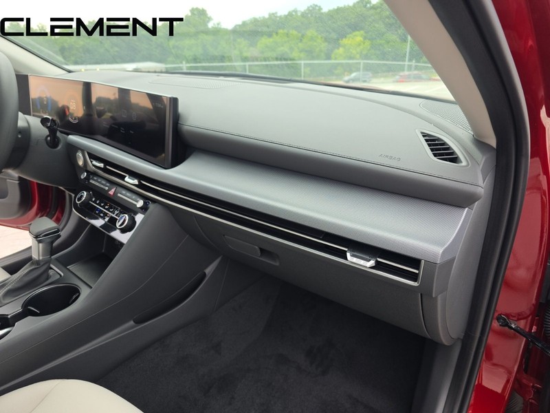 Hyundai Sonata Vehicle Full-screen Gallery Image 35