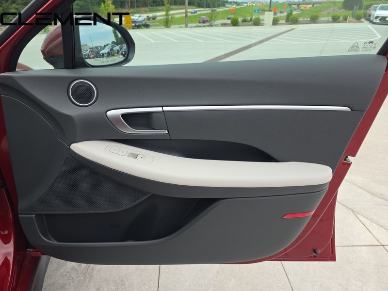 Hyundai Sonata Vehicle Full-screen Gallery Image 36