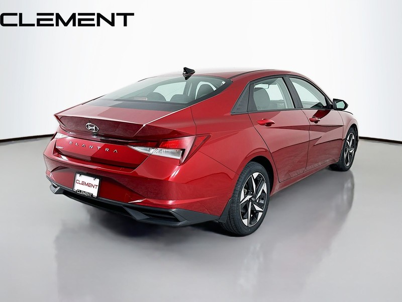 Hyundai Elantra Vehicle Full-screen Gallery Image 7