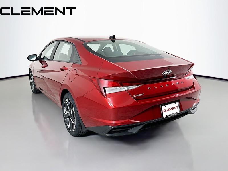Hyundai Elantra Vehicle Full-screen Gallery Image 10