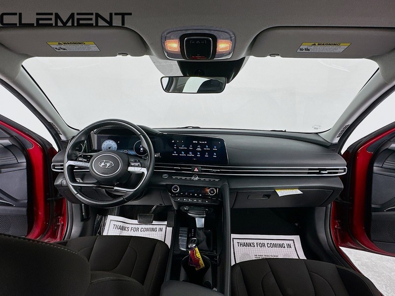 Hyundai Elantra Vehicle Full-screen Gallery Image 12