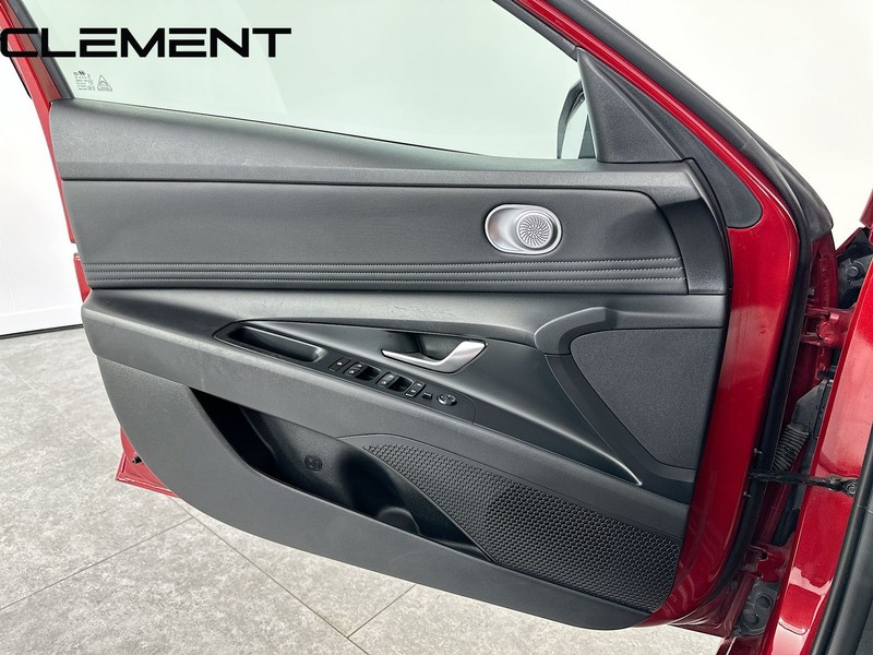 Hyundai Elantra Vehicle Full-screen Gallery Image 27