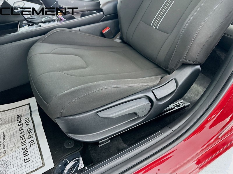 Hyundai Elantra Vehicle Full-screen Gallery Image 28
