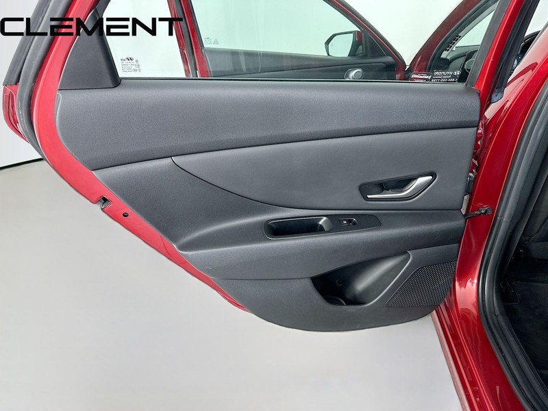 Hyundai Elantra Vehicle Full-screen Gallery Image 30