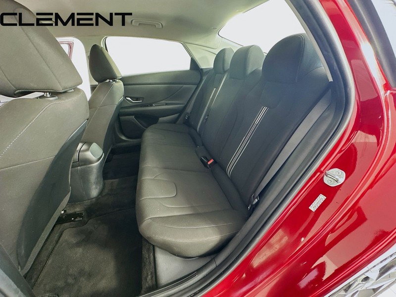 Hyundai Elantra Vehicle Full-screen Gallery Image 32