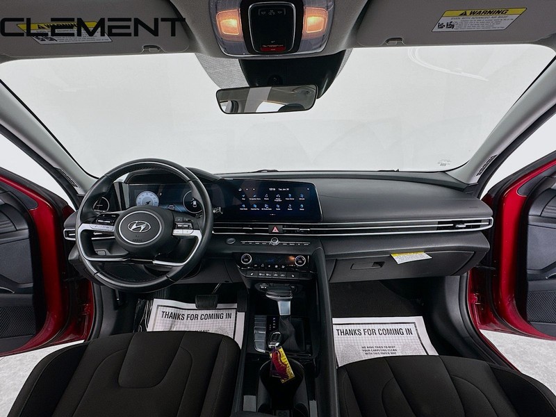 Hyundai Elantra Vehicle Full-screen Gallery Image 33