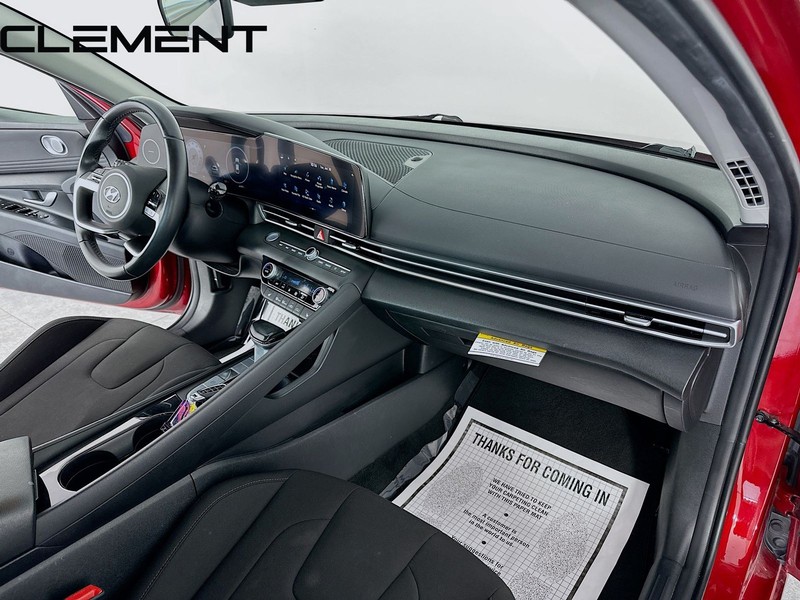 Hyundai Elantra Vehicle Full-screen Gallery Image 35