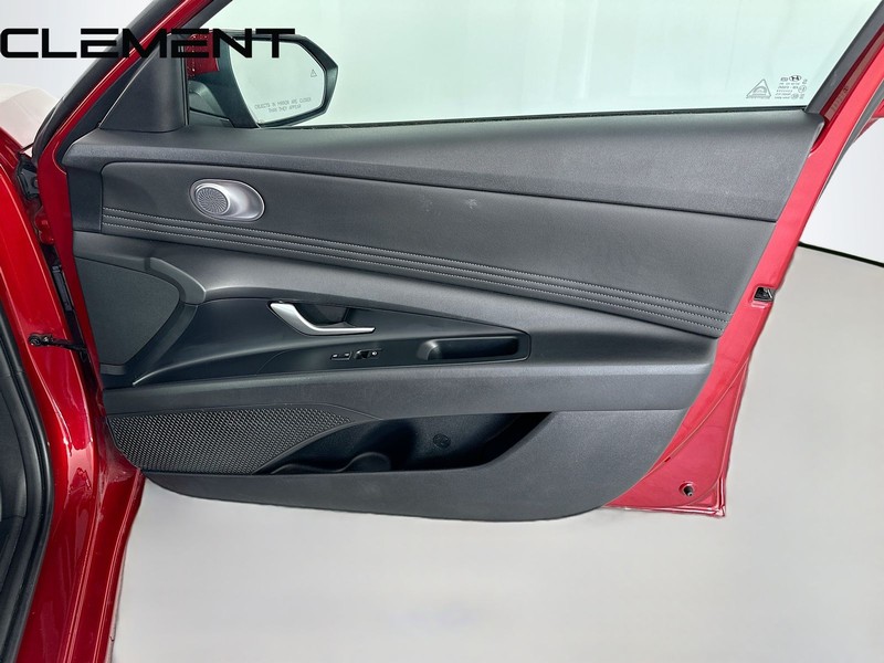 Hyundai Elantra Vehicle Full-screen Gallery Image 36