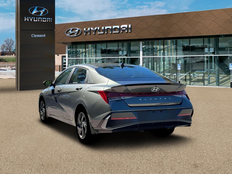 Hyundai Elantra Vehicle Full-screen Gallery Image 5