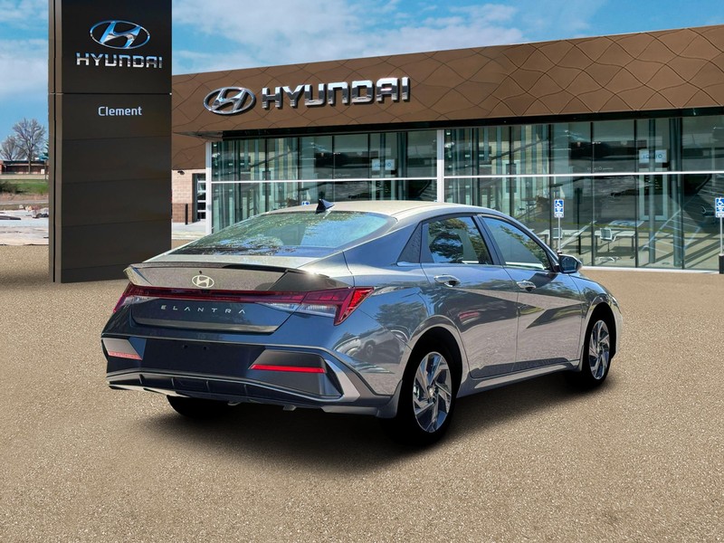 Hyundai Elantra Vehicle Full-screen Gallery Image 7