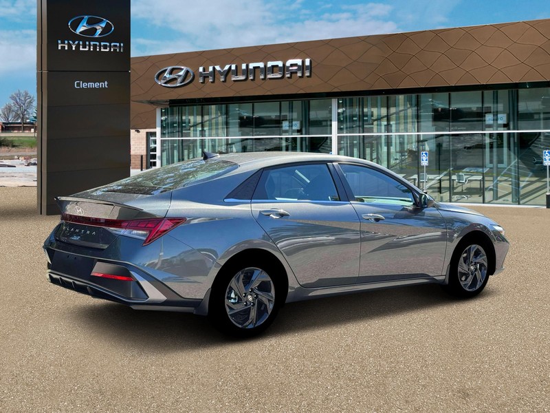 Hyundai Elantra Vehicle Full-screen Gallery Image 8