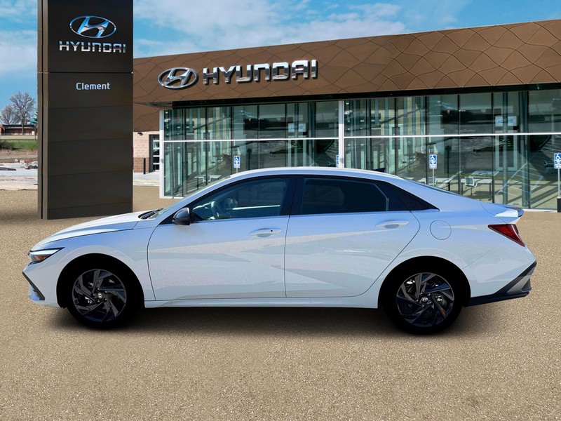 Hyundai Elantra Vehicle Full-screen Gallery Image 3