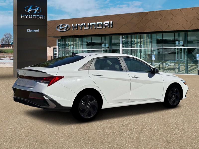 Hyundai Elantra Vehicle Full-screen Gallery Image 8