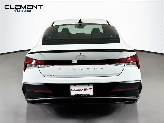 Hyundai Elantra Vehicle Full-screen Gallery Image 7