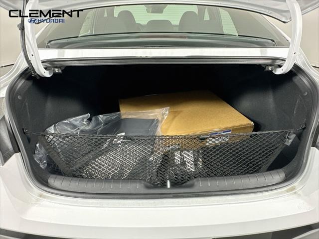Hyundai Elantra Vehicle Full-screen Gallery Image 9